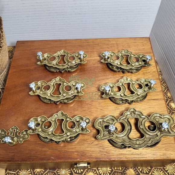 Vintage ILCO Unican Batwing Cutout Drop Bail Brass Drawer Pulls and Key Plate - Picture 7 of 16